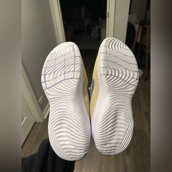 NEW WITHOUT TAGS Nike Beige and Navy Women's Athletic Shoes size 11 - Picture 4 of 5